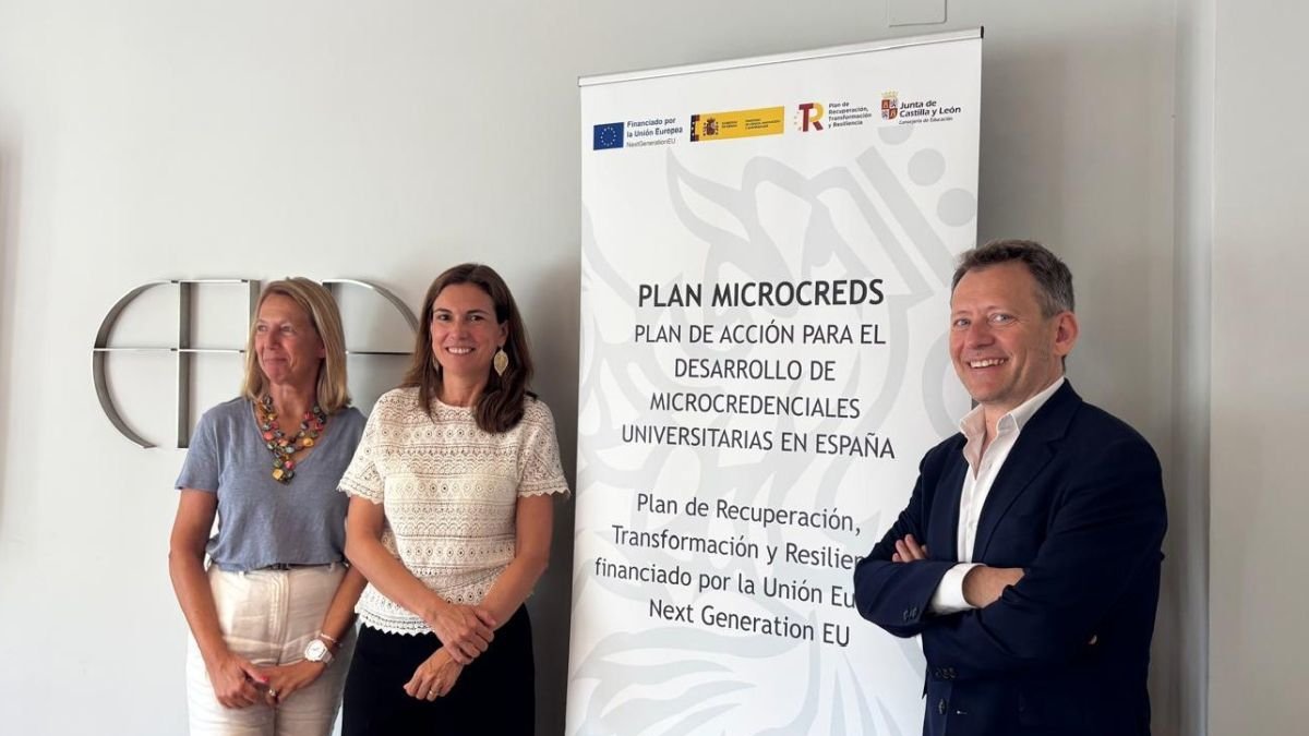 Cristina Lasa, María José Vieira y Ricardo Suárez, tras la reunión.