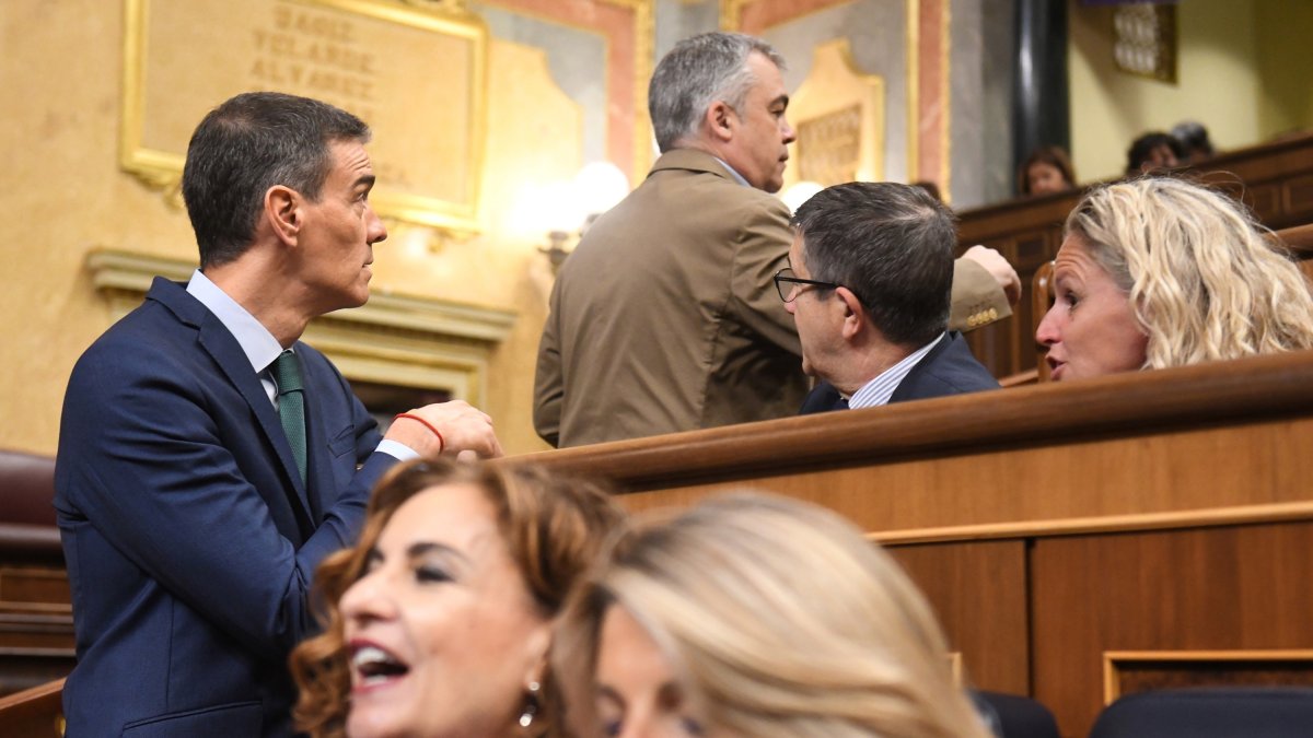 (I-D) El presidente del Gobierno, Pedro Sánchez, el secretario de organización del PSOE, Santos Cerdán, y el portavoz del PSOE en el Congreso, Patxi López, durante una sesión de control al Gobierno, en el Congreso de los Diputados, a 11 de junio de 2025.