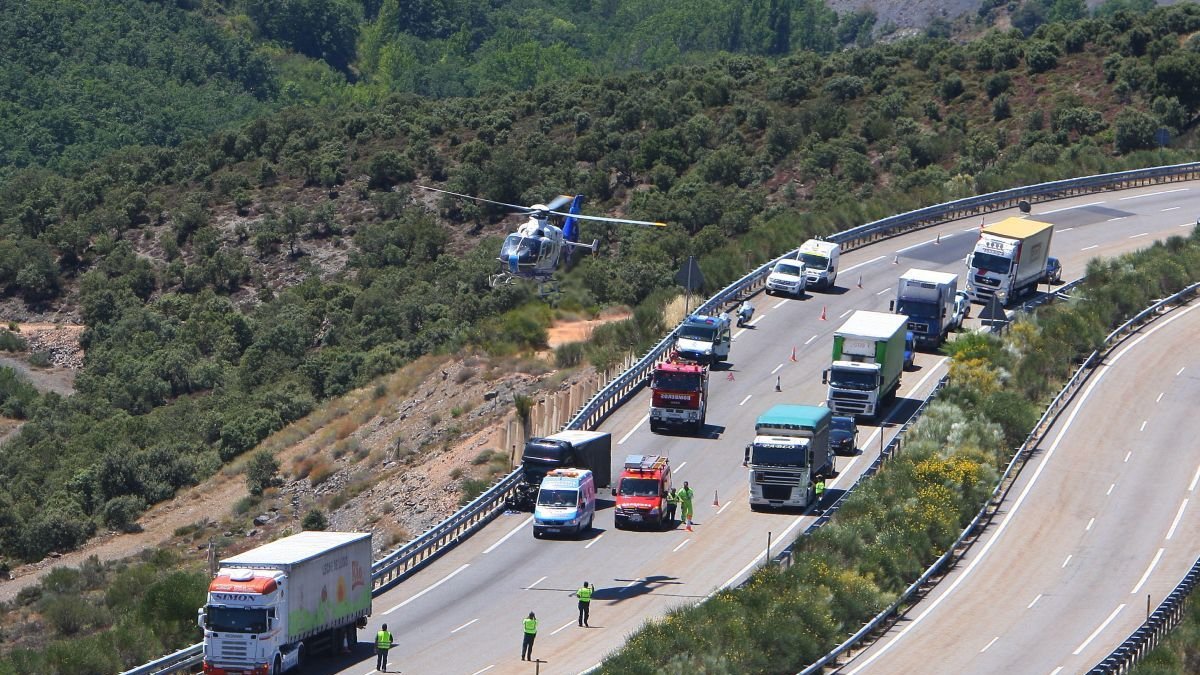 Imagen de archivo de la A-6 a su paso por Torre del Bierzo, durante la gestión de un accidente de tráfico.