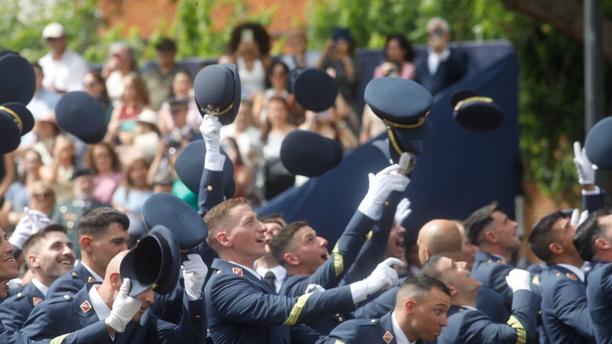 Los alumnos, al finalizar la entrega de despacho, lanzan sus gorras al aire.