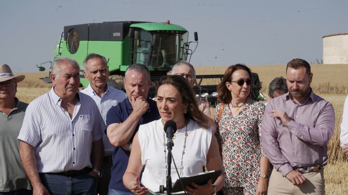 La consejera con los representantes de las opas.