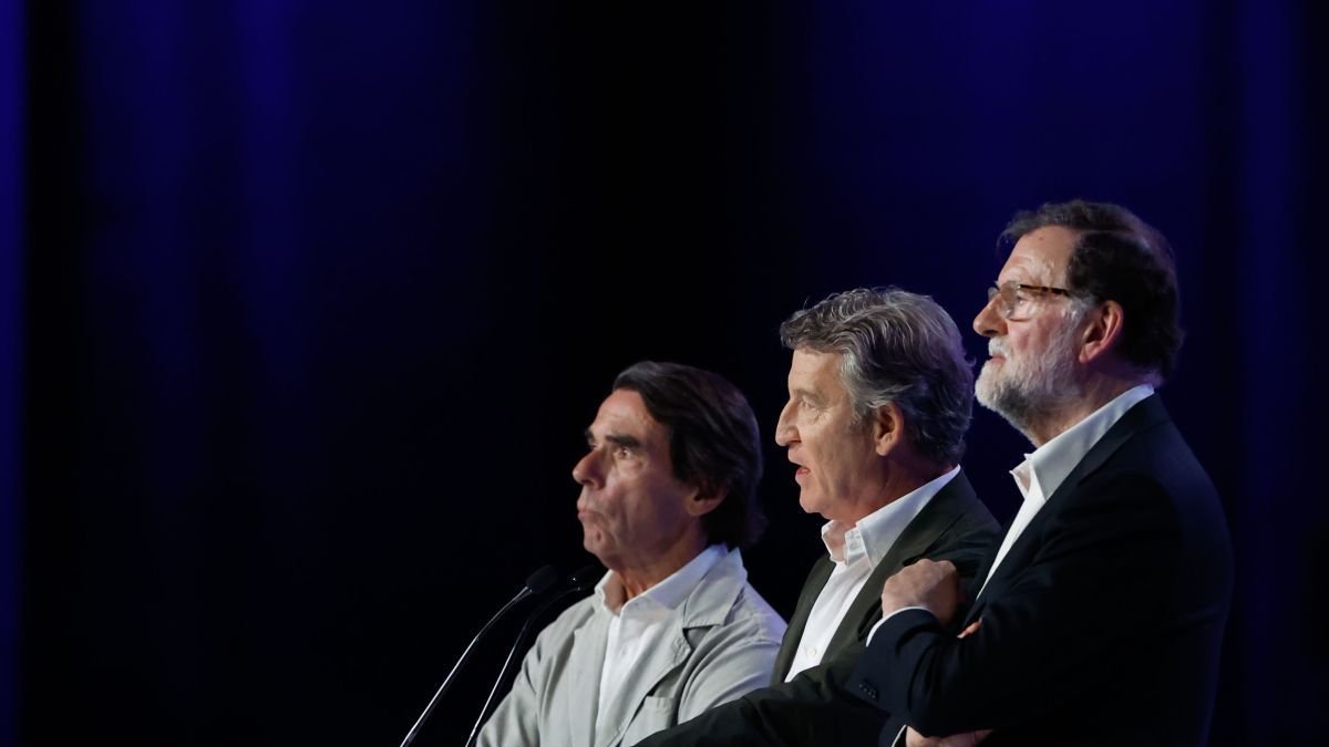 El líder del PP, Alberto Núñez Feijóo junto a José María Aznar y Mariano Rajoy.