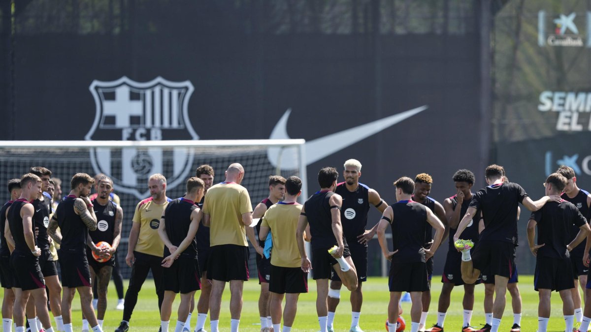 Imagen de archivo de un entrenamiento del Barcelona, al que la UEFA ha impuesto una multa de 60 millones de euros, de los que deberá abonar 15 y tendrá condicionado el pago de los otros 45 al cumplimiento de unos requisitos del reglamento financiero durante un periodo de dos años.EFE/Alejandro García/Archivo.