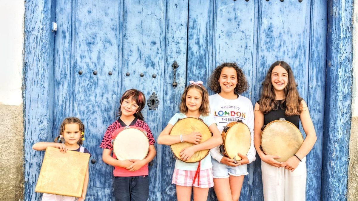 Carmen, Leo, Ana, Sofía y Nela son Son D'Antanu, de Surcos del Órbigo.