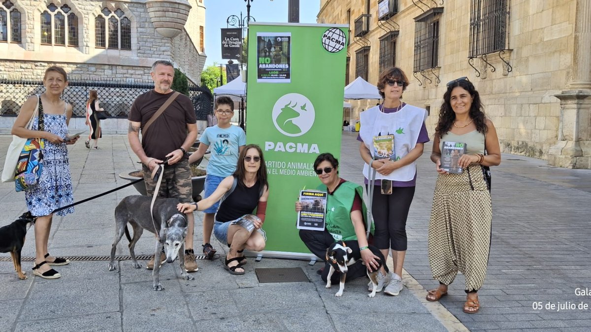 Un momento de la concentración del Pacma en Botines.