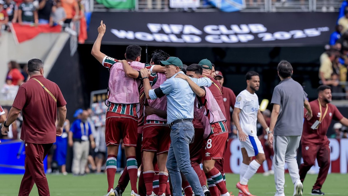Jugadores del Fluminense y su entrenador, Renato Gaúcho (de azul), celebran la clasificación del equipo brasileño a las semifinales del Mundial de Clubes tras derrotar este viernes en Orlando (Florida) por 2-1 al Al Hilal. EFE/EPA/CRISTOBAL HERRERA-ULASHKEVICH.