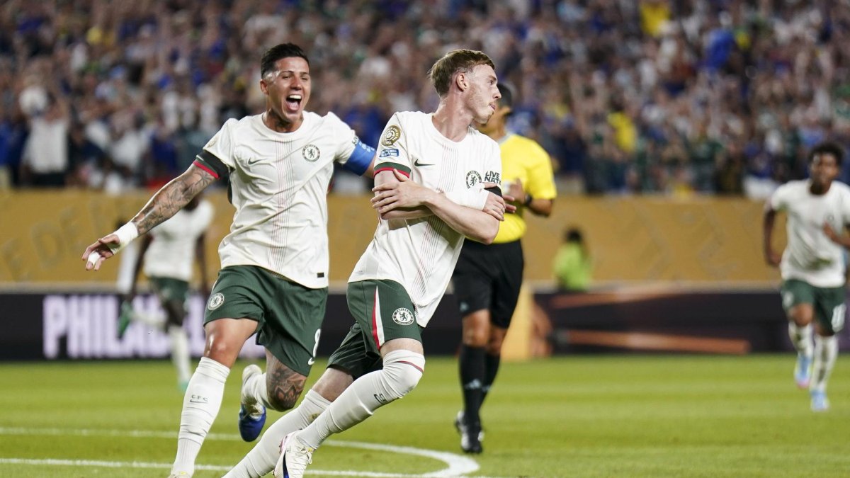 Cole Palmer del Chelsea (d) celebra junto a Enzo Fernandez luego de anotar el 1-0 ante Palmeiras. EFE/WILL OLIVER.