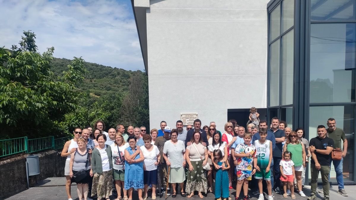 Vecinos de Santa Cruz posan con el alcalde, el pedáneo y la vicepresidenta del Consejo.