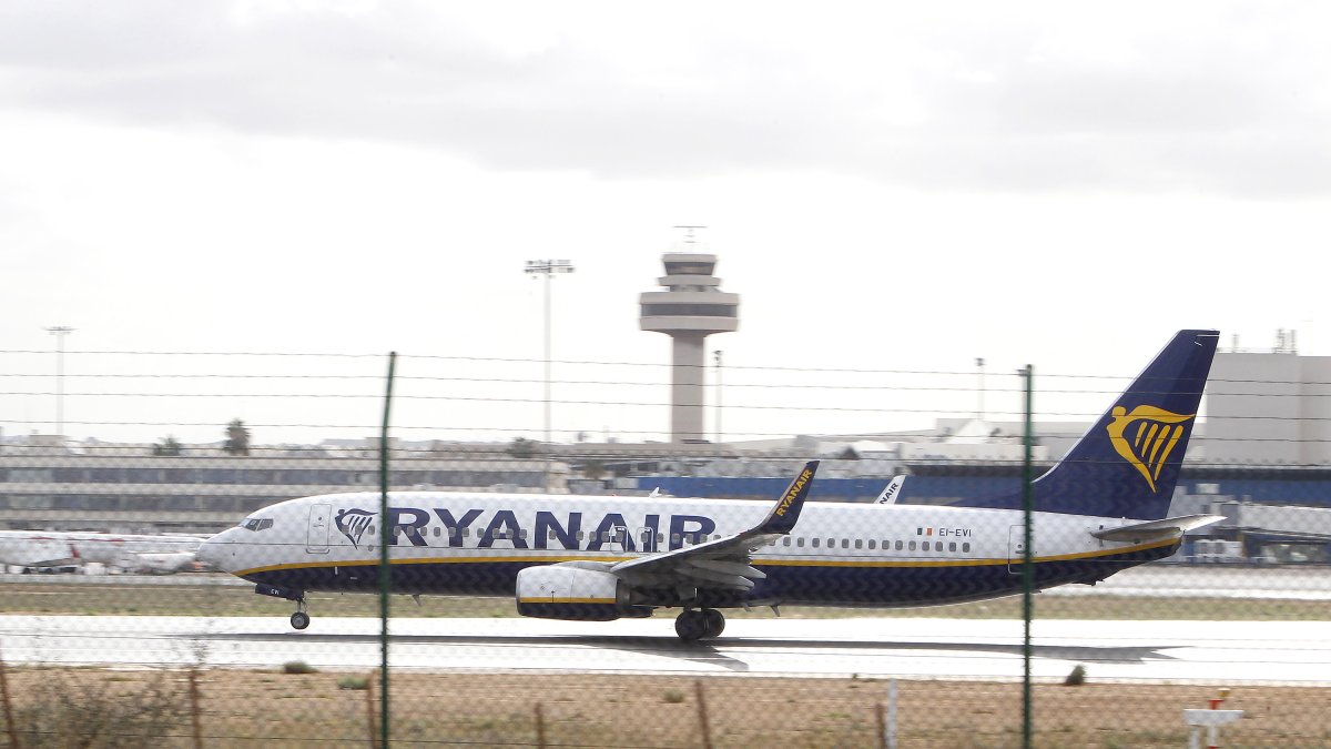 Archivo - Un avión en una de las pistas del aeropuerto de Palma. Recurso.