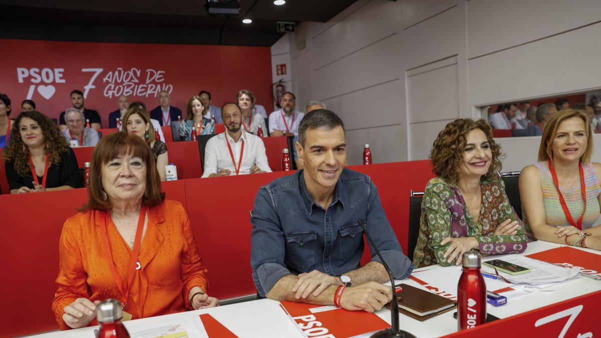 La presidenta del PSOE, Cristina Narbona, el presidente del Gobierno y secretario general del partido, Pedro Sánchez, y la vicepresidenta primera y ministra de Hacienda, María Jesús Montero, durante el Comité Federal del partido este sábado.
