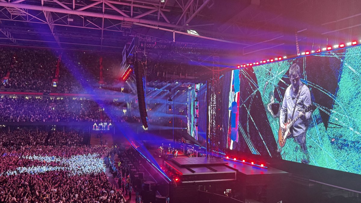 La banda de rock británica Oasis extendió su leyenda con un concierto histórico frente a cerca de 75.000 espectadores en la ciudad galesa de Cardiff.