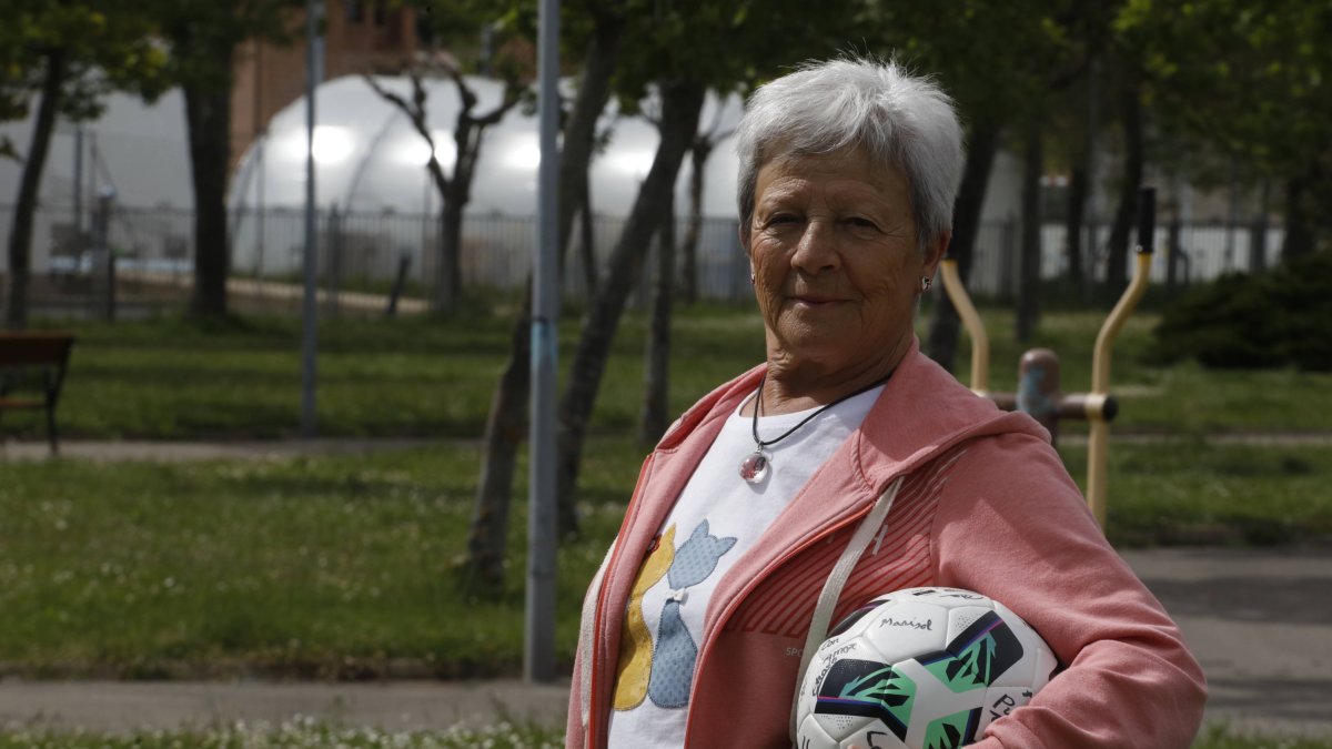 Beni de Manuel Fernández ya no juega al fútbol pero a sus 80 años disfruta de una vida activa.