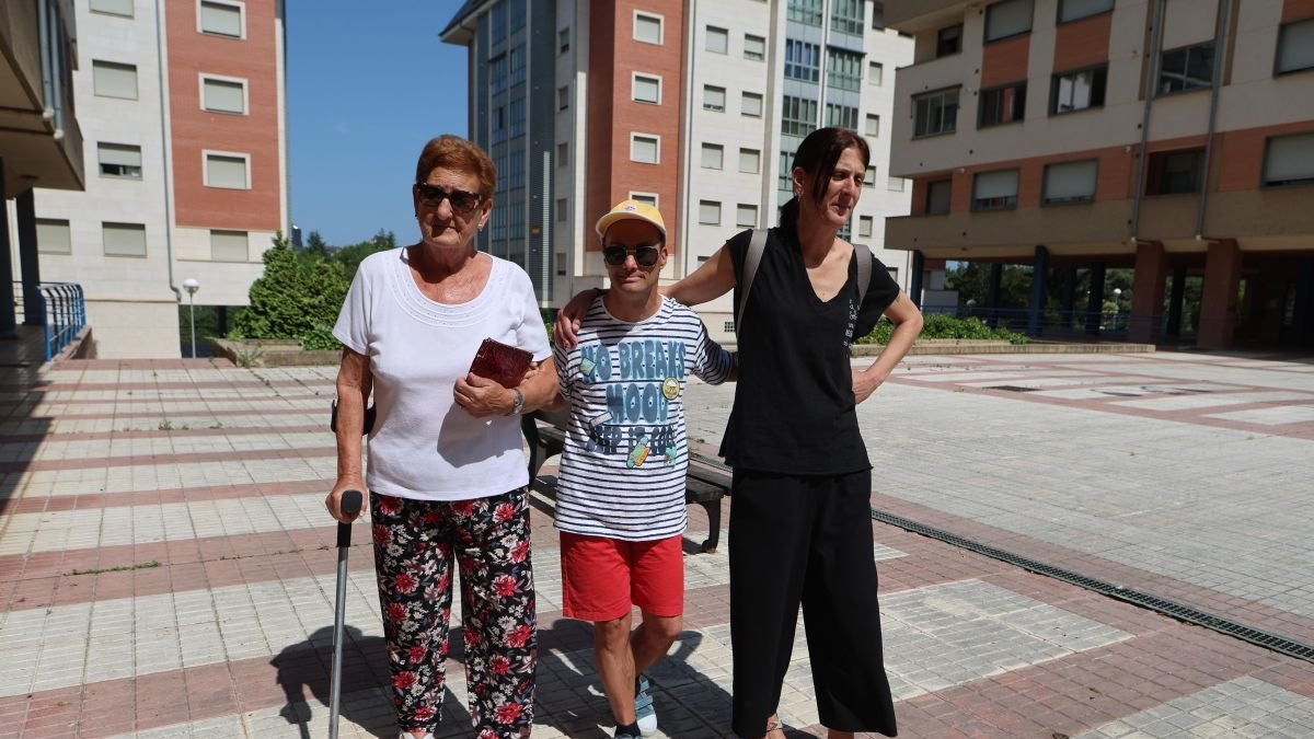 José Antonio Núñez, que tiene Síndrome de Down, entre su madre Lucila y su hermana Mari Carmen.