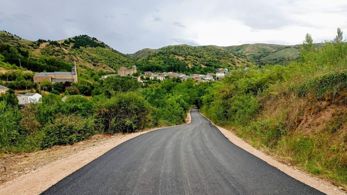 Mejora de un camino rural en Villar de Los Barrios.