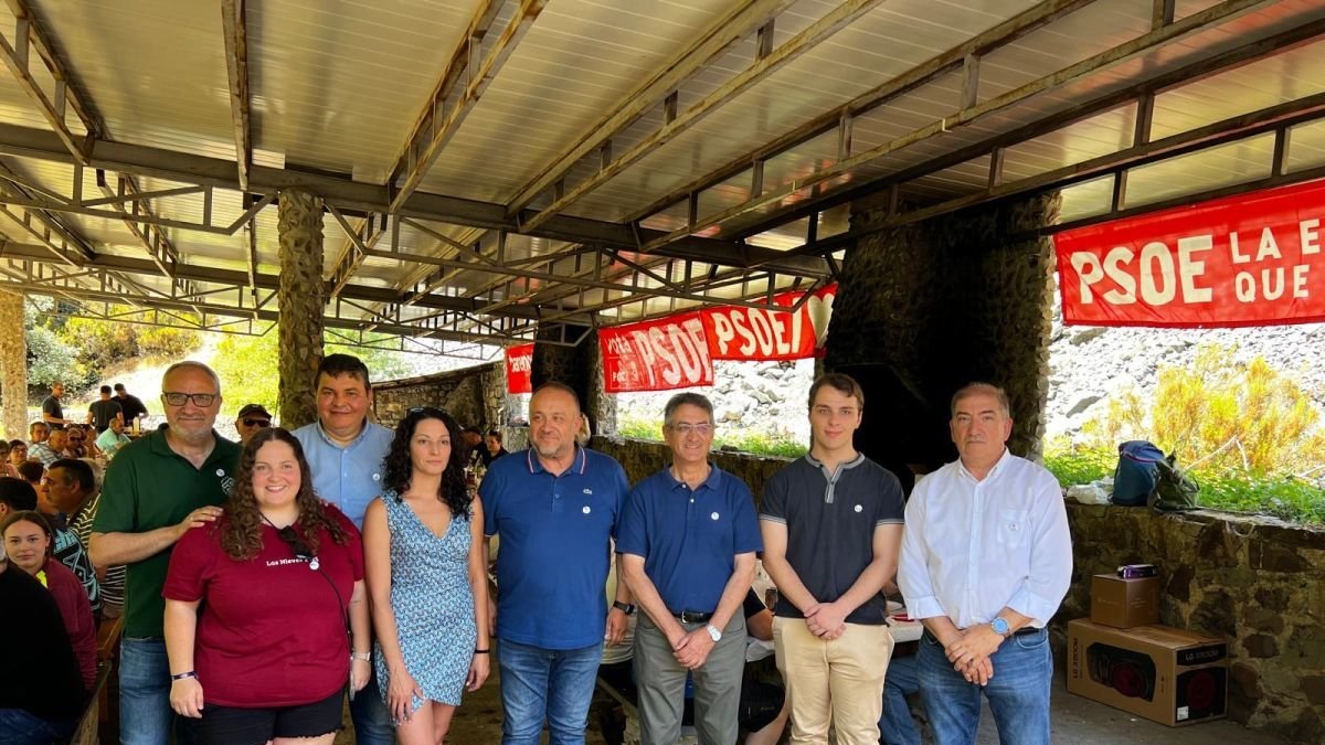 Asistentes al acto, incluido el presidente de la Diputación.