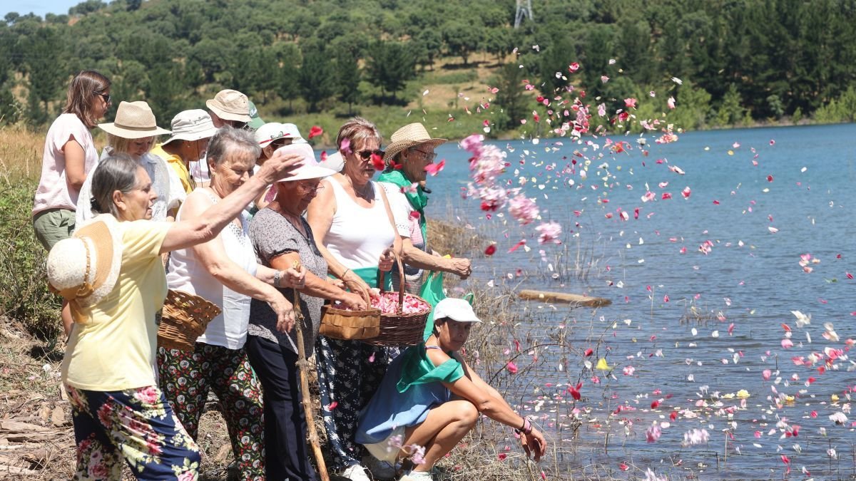 Emotiva ofrenda floral de los antiguos vecinos a los pueblos de Bárcena y Posada.