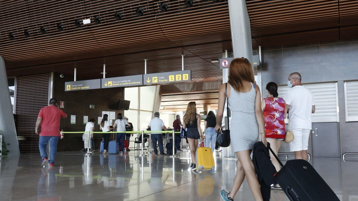 Pasajeros a punto de embarcar en el Aeropuerto de León durante la campaña veraniega.