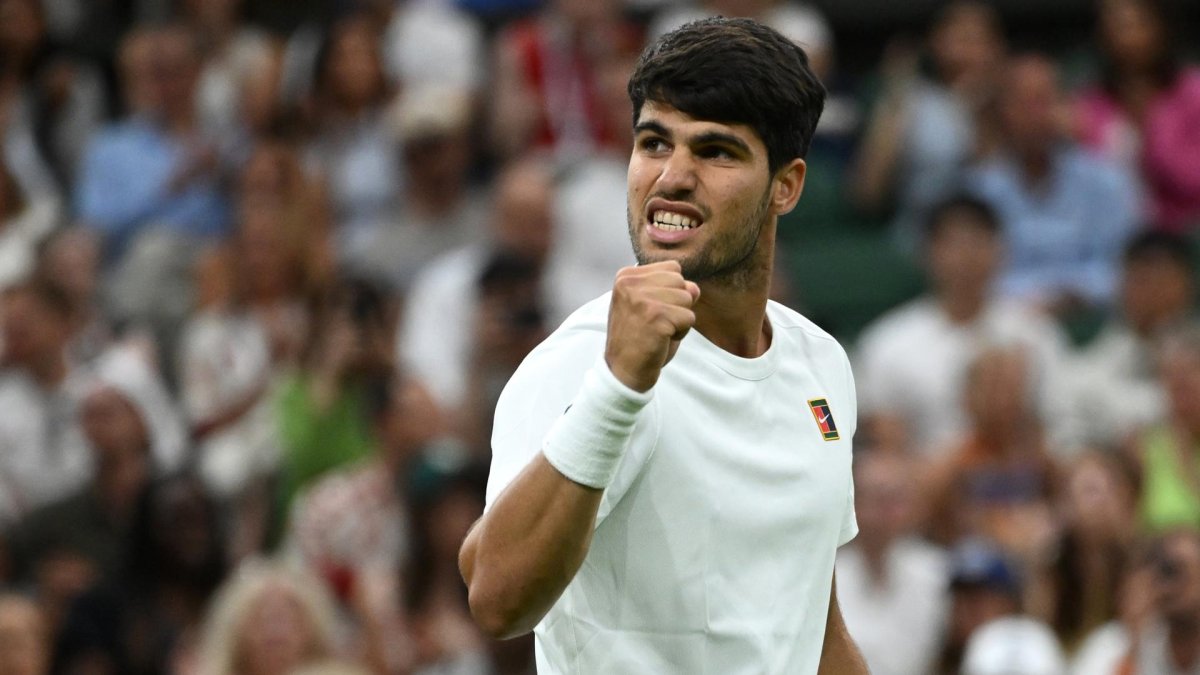 Carlos Alcaraz supera al ruso Andrey Rublev en los octavos de final de Wimbledon. EFE/EPA/DANIEL HAMBURY.