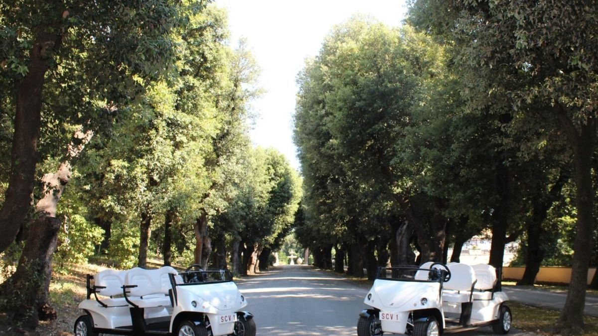 Los dos vehículos elétricos adquiridos por el Vaticano para el papa León XIV.