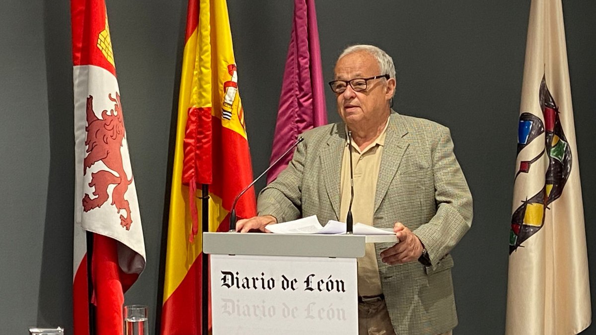El consejero durante la ponencia inaugural