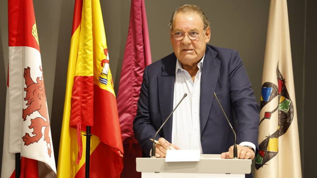 Juan Molas, presidente de la Mesa de Turismo de España durante su intervención en el Club de Prensa de Diario de León.