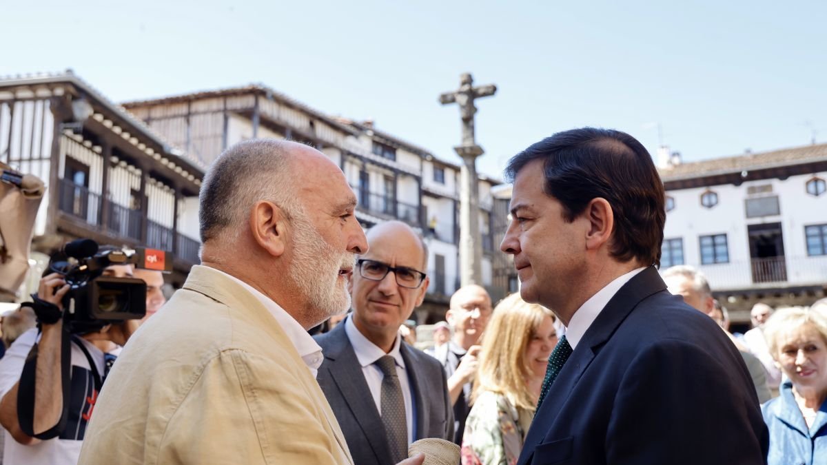 Alfonso Fernández Mañueco, ayer, con el chef español José Andrés en La Alberca.