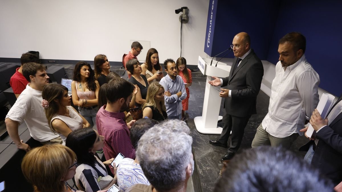 El nuevo secretario general del PP, Miguel Tellado atiende a la prensa.