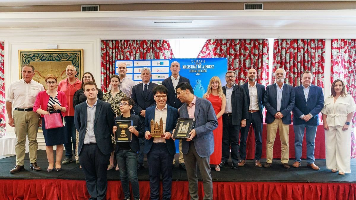 Los cuatro grandes maestros que lideraron el Magistral posan con sus premios y junto a instituciones, patrocinadores y organizadores del torneo.