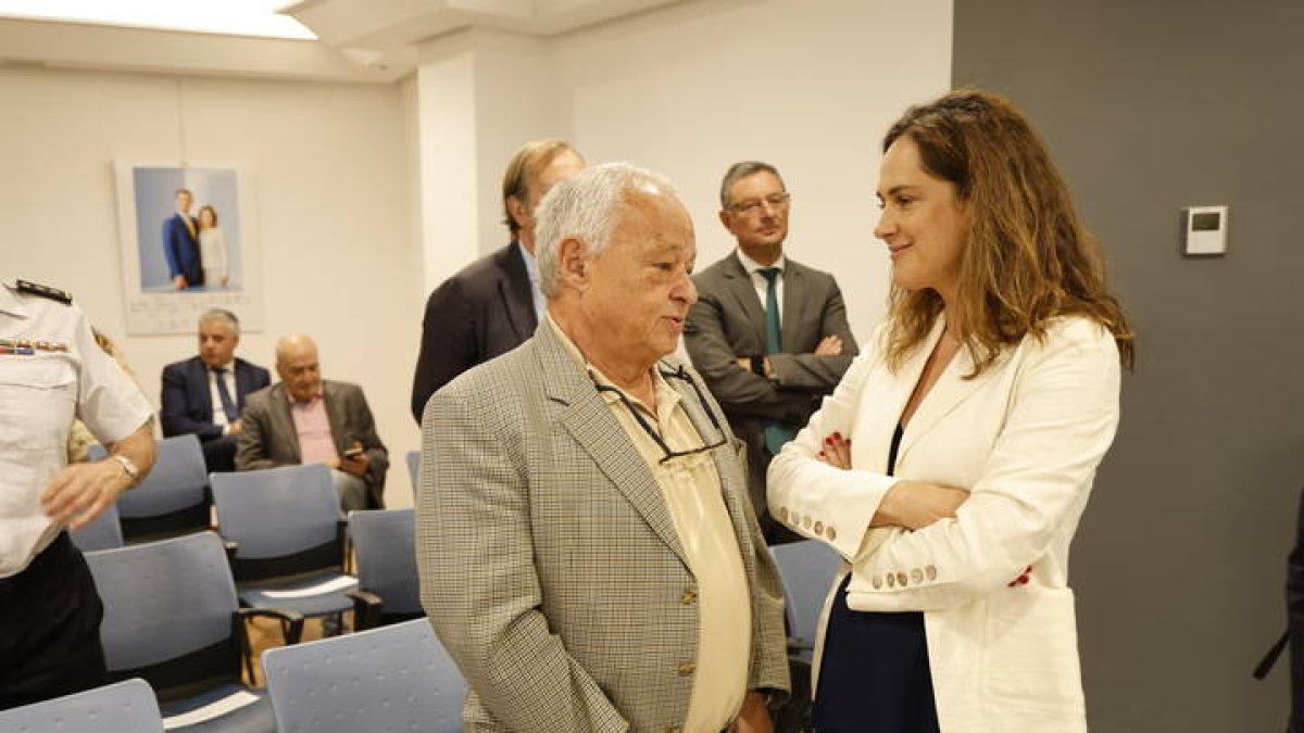El consejero Gonzalo Santonja y la presidenta de Diario de León, Adriana Ulibarri.