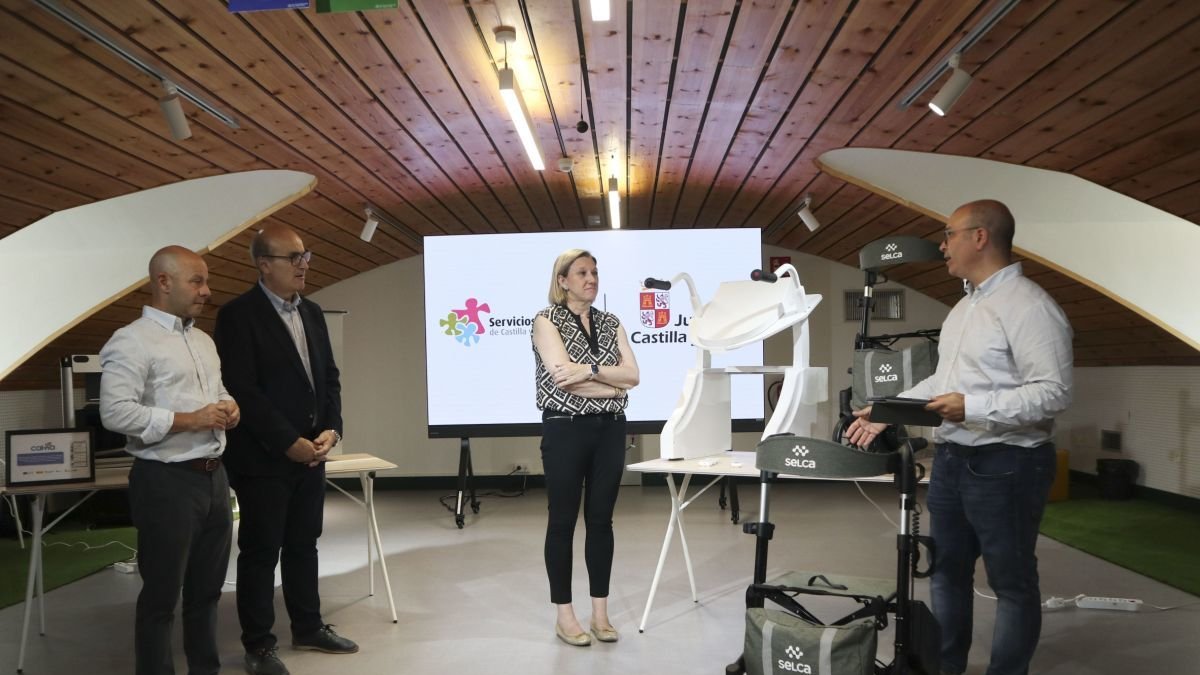 La consejera de Familia presentando robots para mayores.
