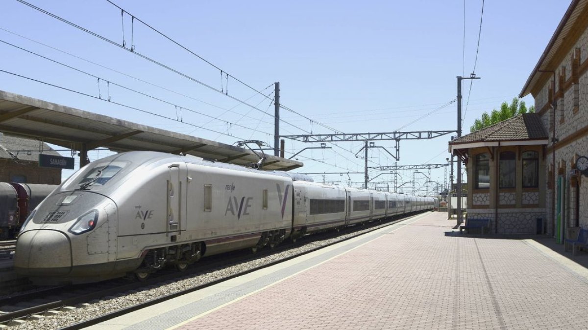 El Avril, ayer, a su paso por Sahagún.