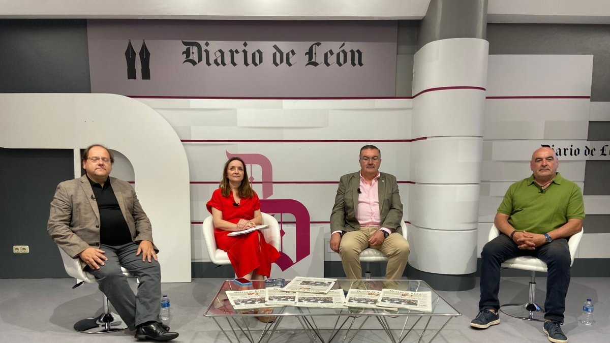 Javier Carrera, alcalde de La Bañeza, María Carnero, periodista de Diario de León, Roberto Aller, regidor de Sariegos y vicepresidente de la Diputación, y Ángel María Cueto, primer edil de Valdevimbre.