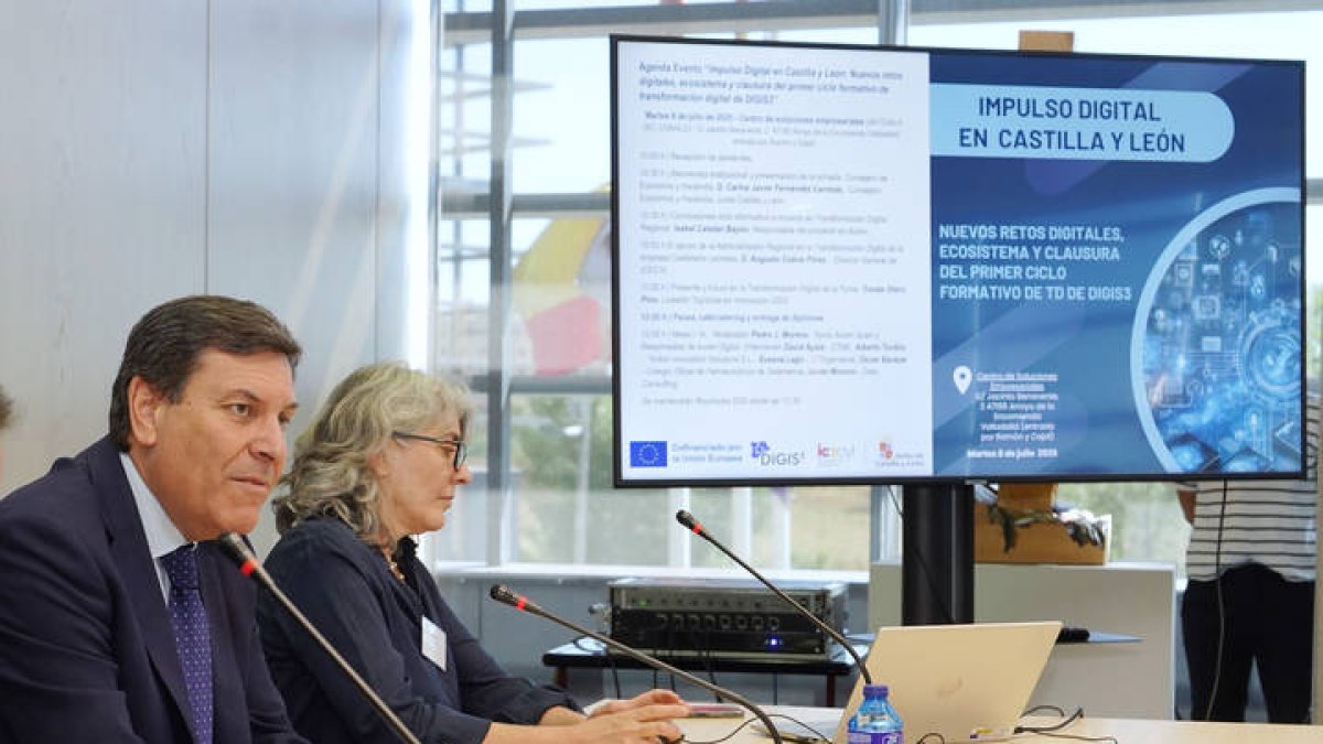 El consejero de Economía y Hacienda y portavoz, Carlos Fernández Carriedo, presenta este martes el programa DigitalICE de apoyo a la digitalización de las Pymes