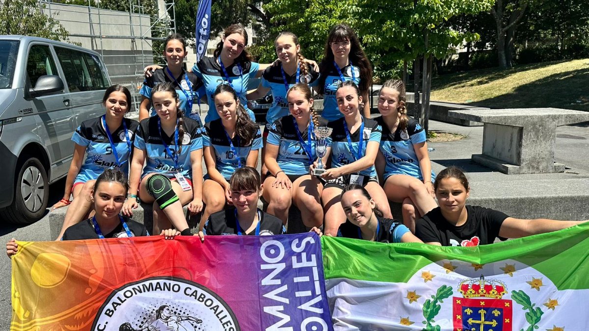 El Club Balonmano Caboalles, campeón internacional en Oporto.