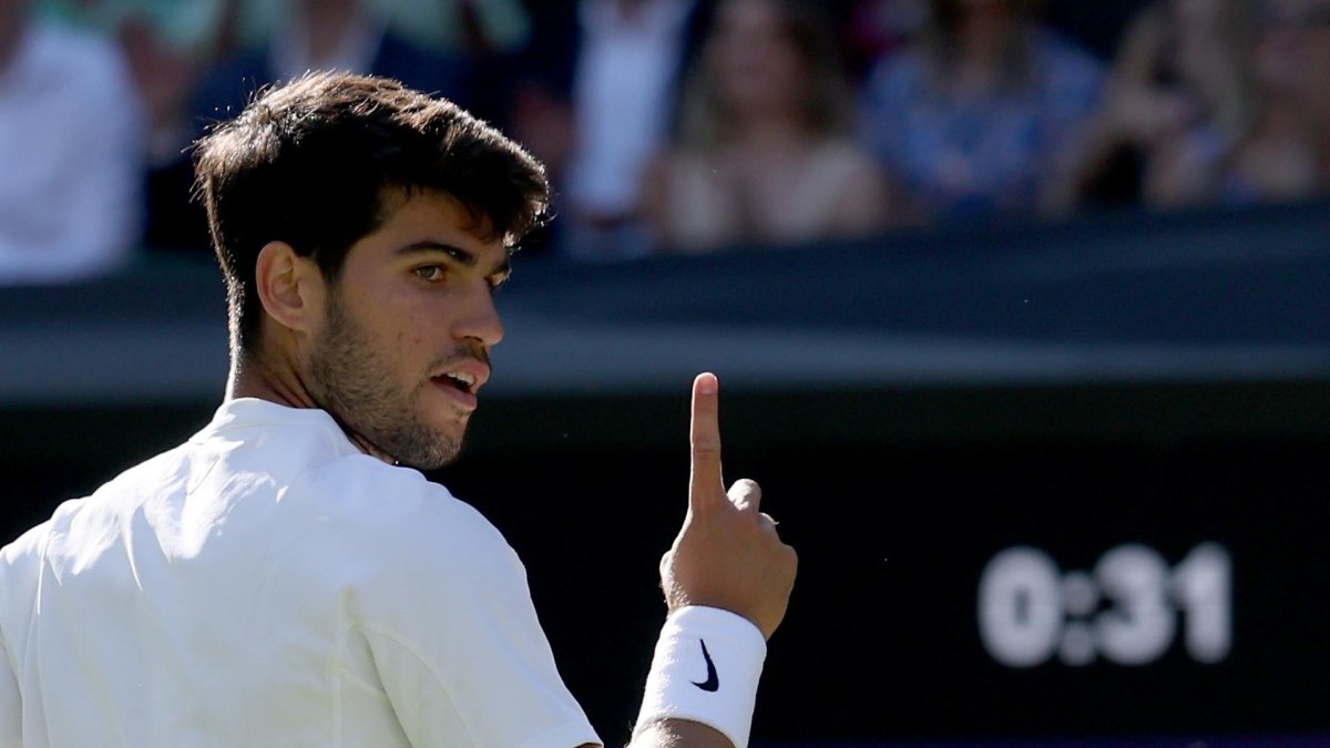 El tenista español Carlos Alcaraz durante su partido de cuartos de final que ha jugado contra el británico Cameron Norrie en Wimbledon, Reino Unido. EFE/EPA/NEIL HALL.