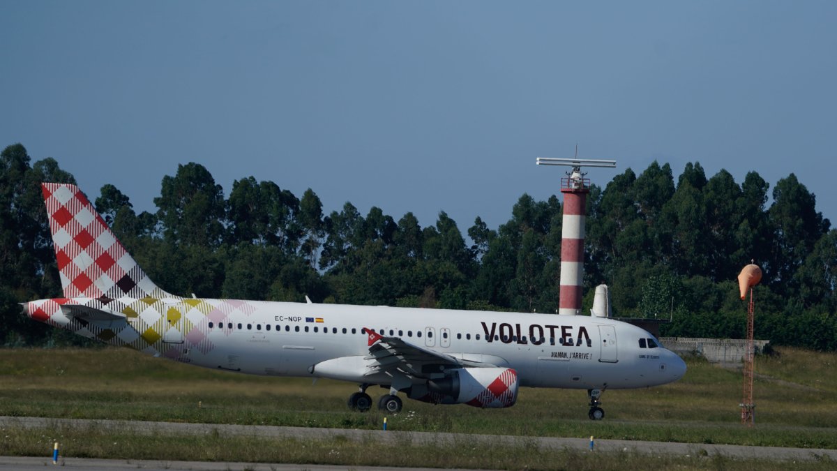 Vista de la llegada de un avión de Volotea este martes, al aeropuerto de Santiago del Monte (Asturias).