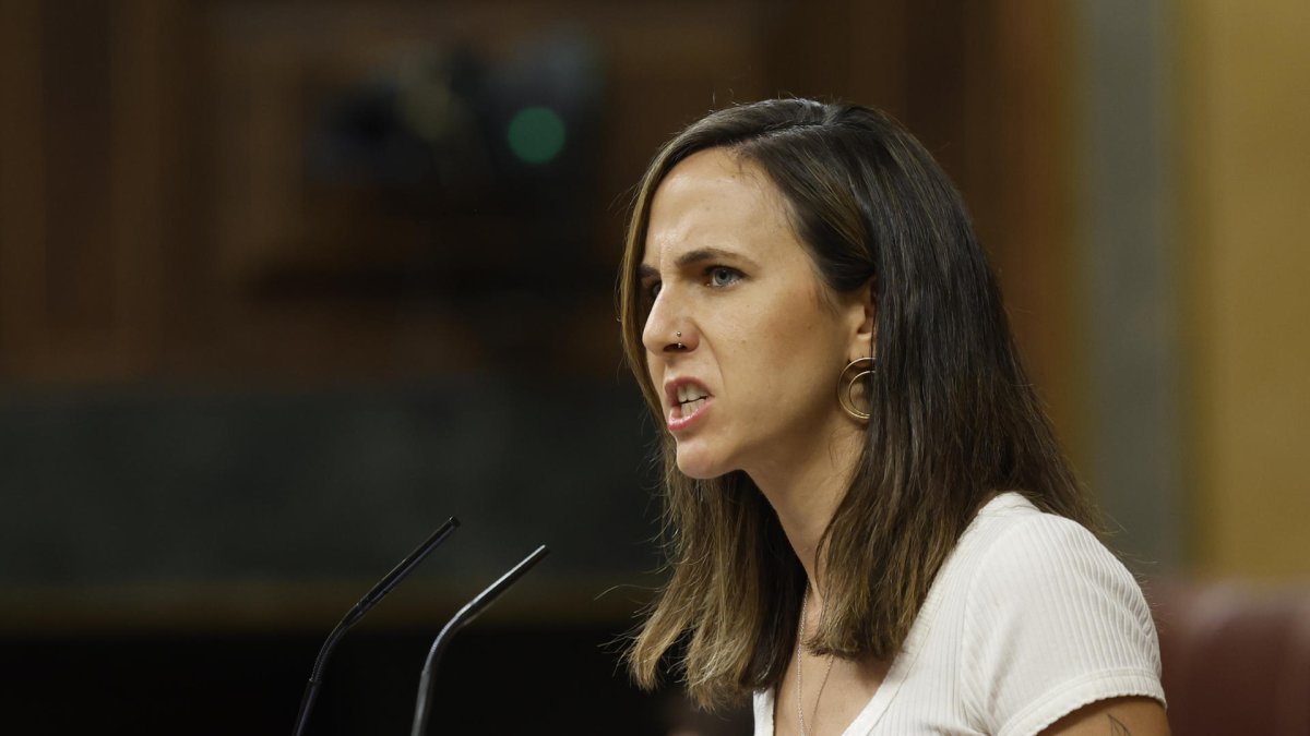 La portavoz de Podemos Ione Belarra, interviene durante el pleno en el Congreso de los Diputados..