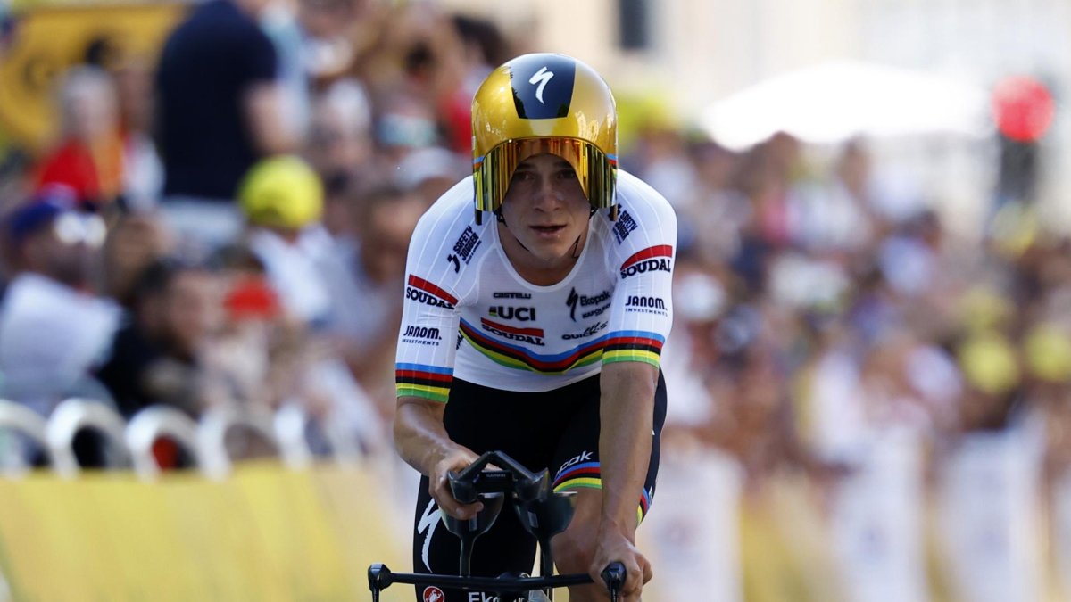 El ciclista belga Remco Evenepoel, del equipo Soudal Quick-Step, durante la quinta etapa del Tour, una crono de 33 kilómetros en Caen, Francia. EFE/EPA/MARTIN DIVISEK.