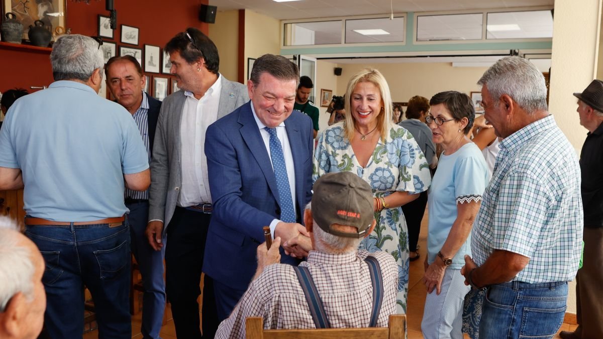 El consejero González Gago, en un bar de Cubo de la Solana, en Soria.