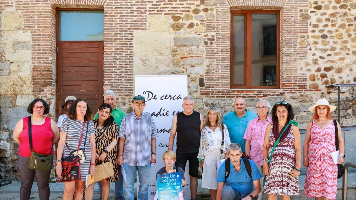 Creacción Mental reunió a firmas conocidas de León con las nuevas plumas de su taller literario en la plaza Don Gutierre.