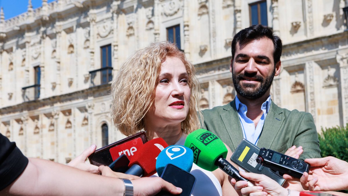 La diputada nacional del PP Silvia Franco anunció, acompañada por el portavoz municipal de los populares, David Fernández, las preguntas sobre el Parador de San Marcos presentadas en el Congreso de los Diputados.