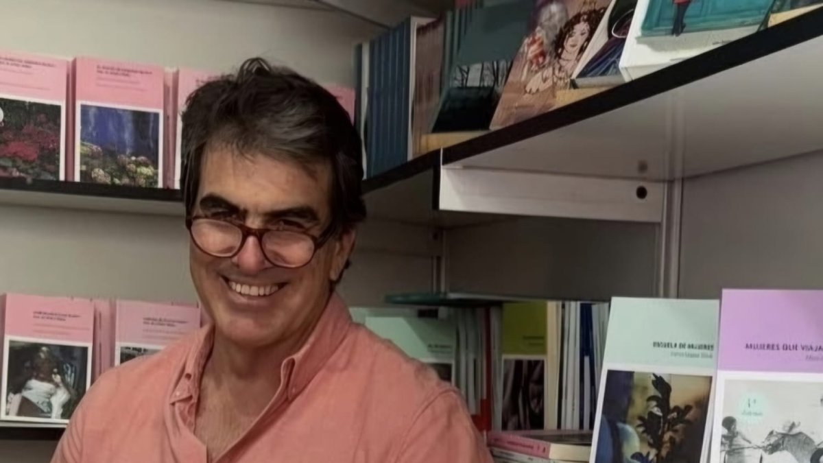 Alejandro Vergara en una firma de libros.