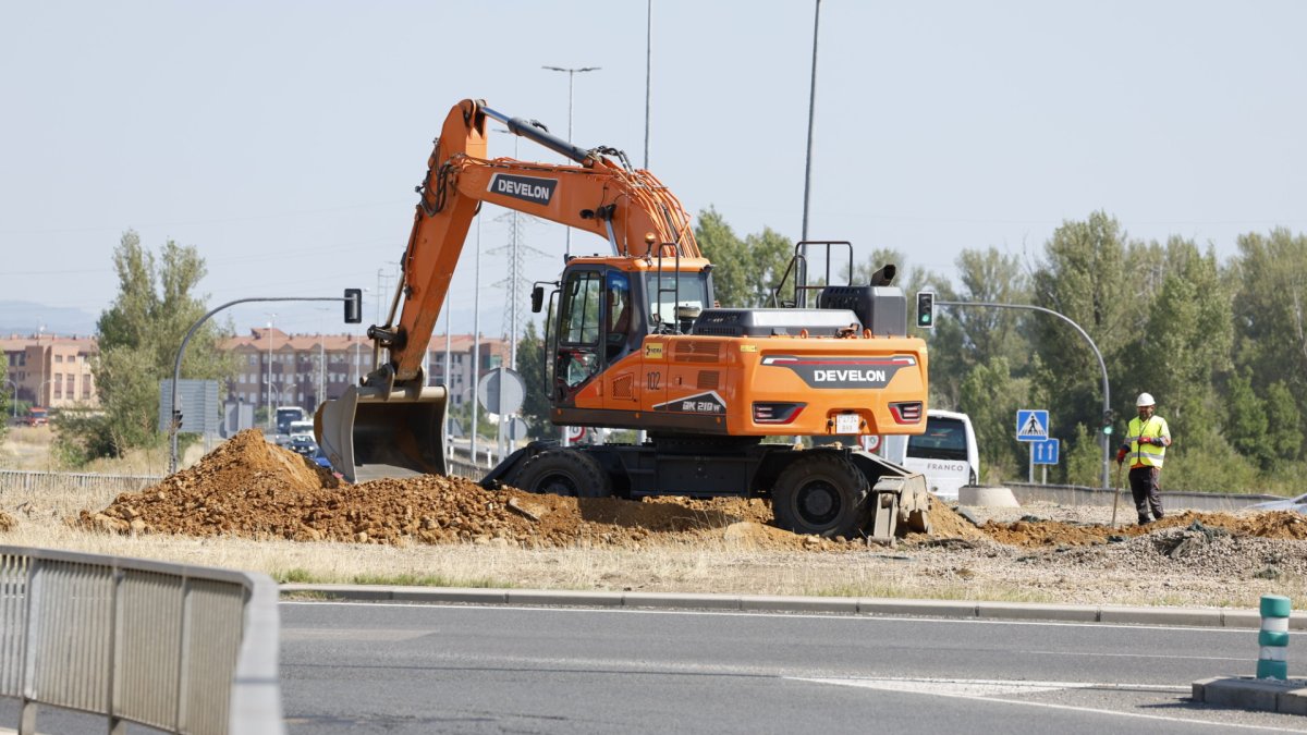 La maquinaria ya ha comenzado a trabajar en la rotonda