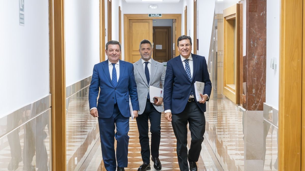 El consejero de Economía y Hacienda y portavoz, Carlos Fernández Carriedo y el consejero de Presidencia José Miguel Fernández Gago.