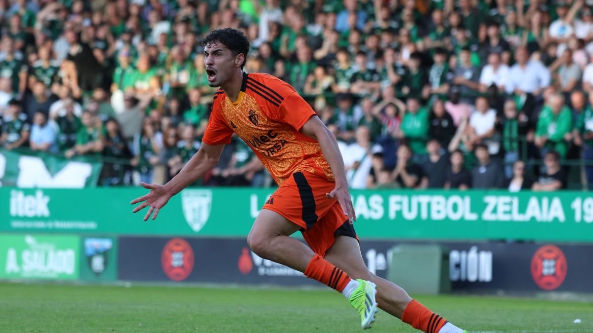Álex Costa celebra en Sestao su último gol con la Deportiva.