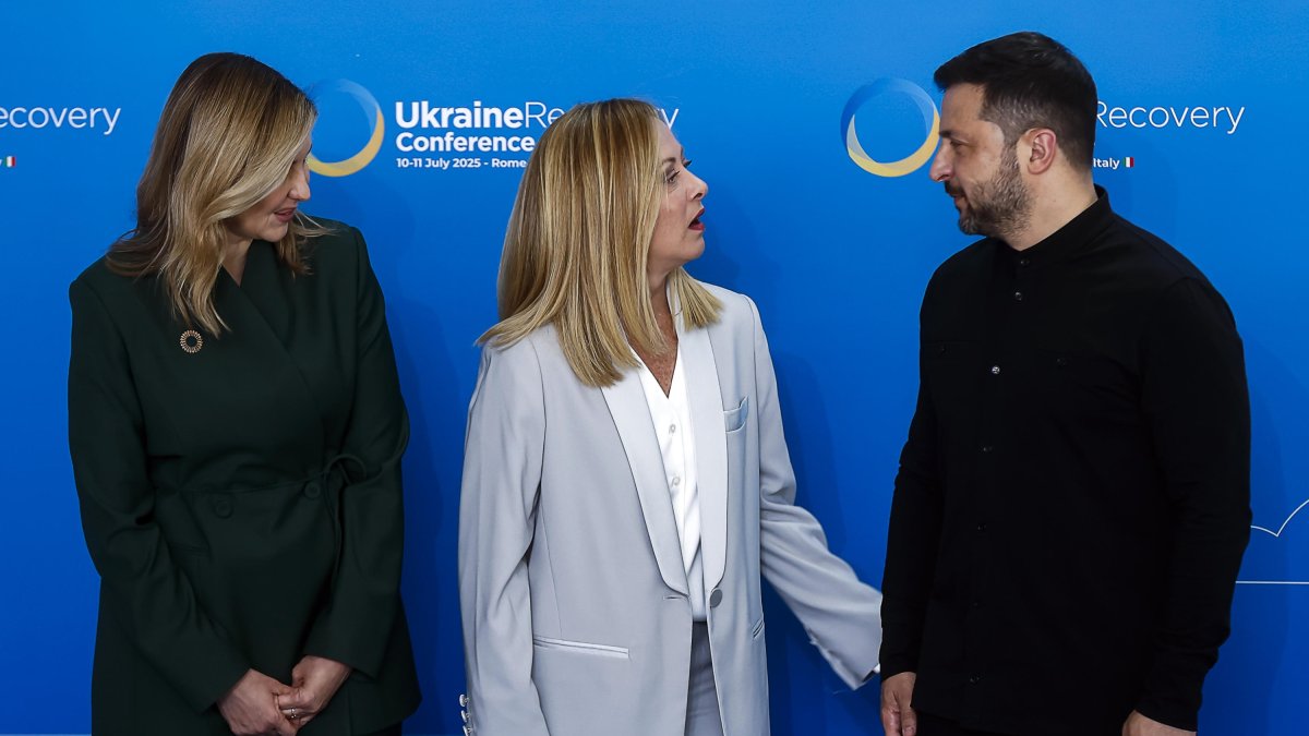Giorgia Meloni con Volodímir Zelenski y su mujer