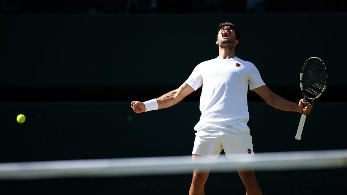 Alcaraz, exultante, celebra su triunfo sobre Fritz y el pase a la final de Wimbledon.