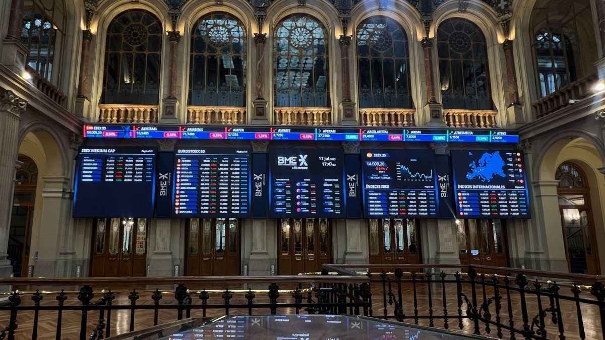El IBEX 35, índice de referencia de la Bolsa española, ha perdido este viernes un 0,94 %.
