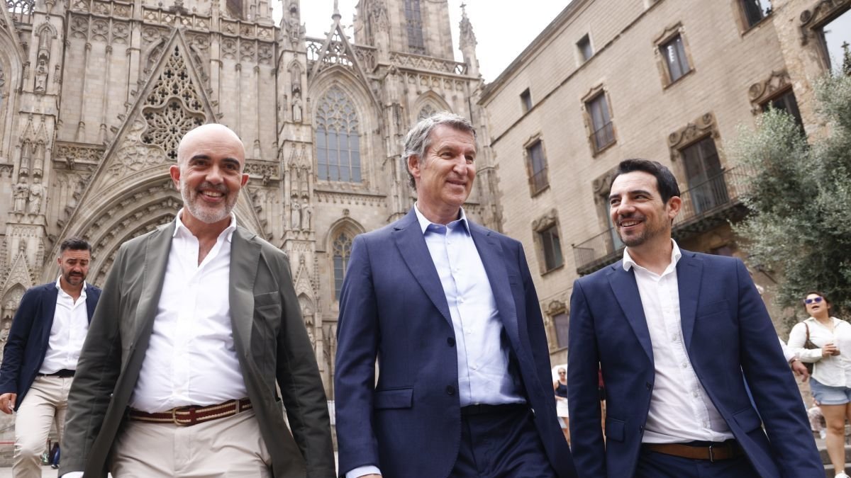El presidente del PP, Alberto Núñez Feijóo junto a Daniel Sirera y Manuel Reyes.
