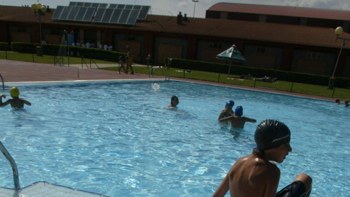 Un bañista en las piscinas de La Palomera.